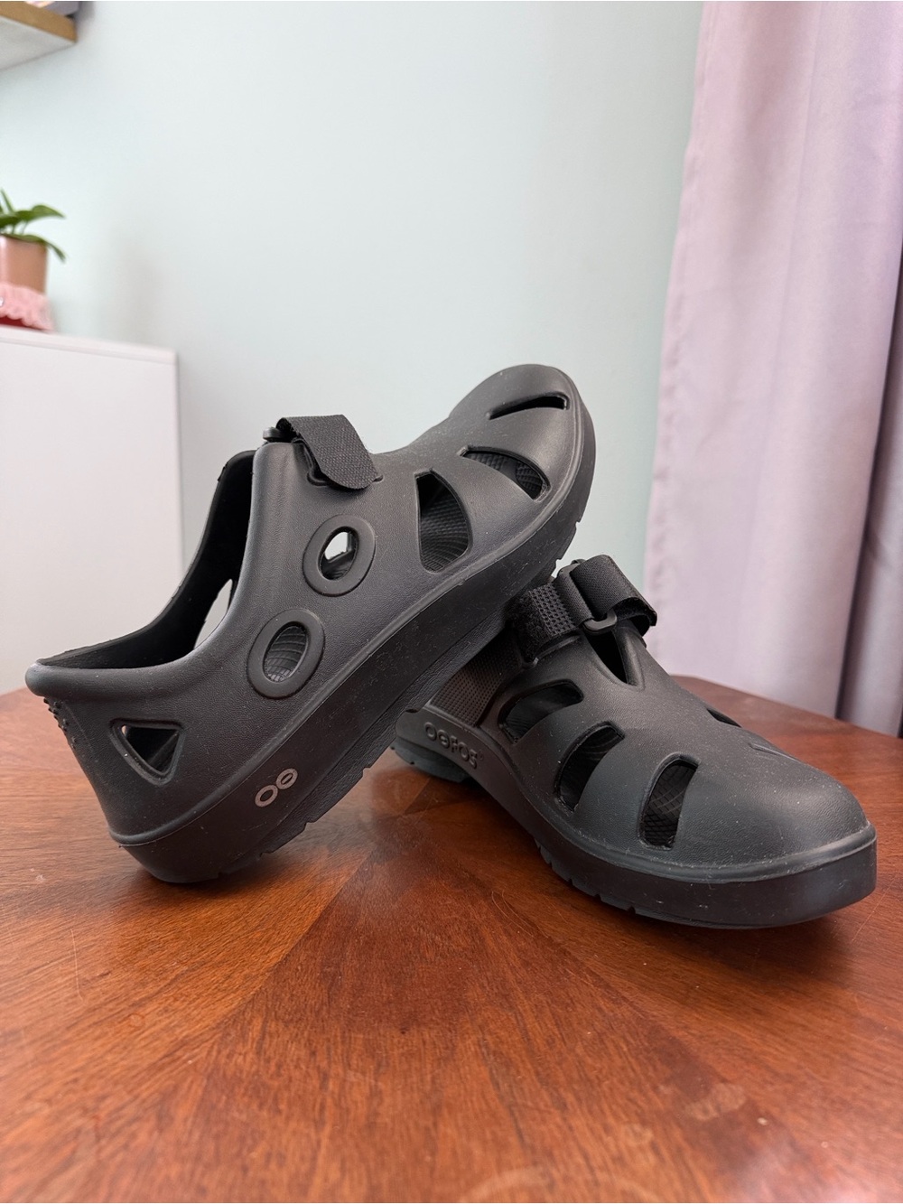 OOFOS Unisex Black Slip-On Sandals with Adjustable Strap